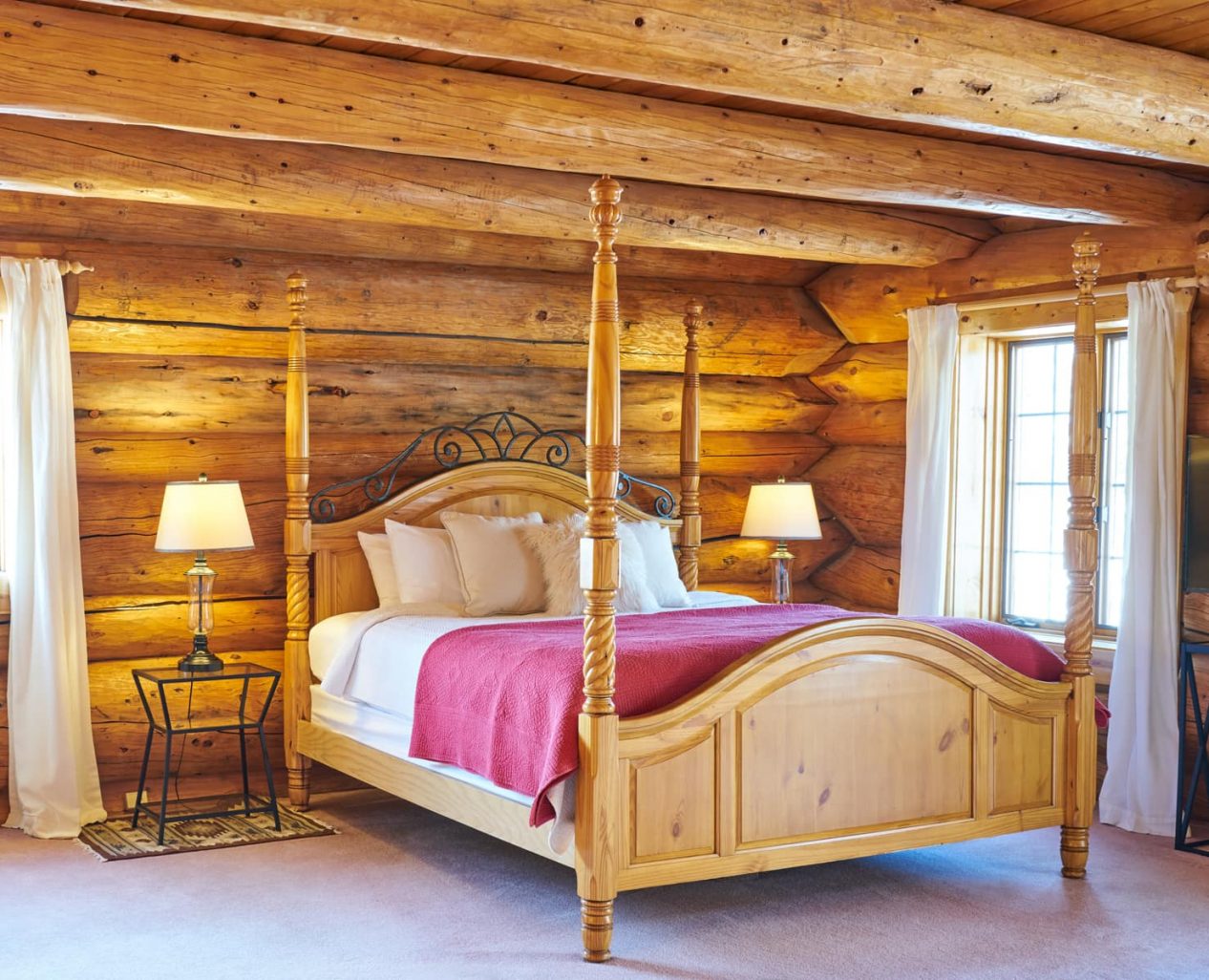 Four poster king bed in the Buckskin room